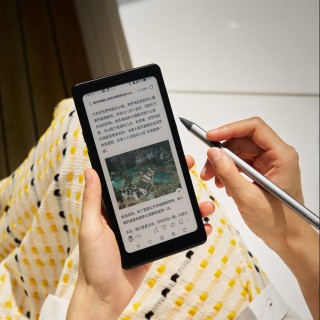 Boox P6 Pro monocrhome (left) vs color E Ink version (right)